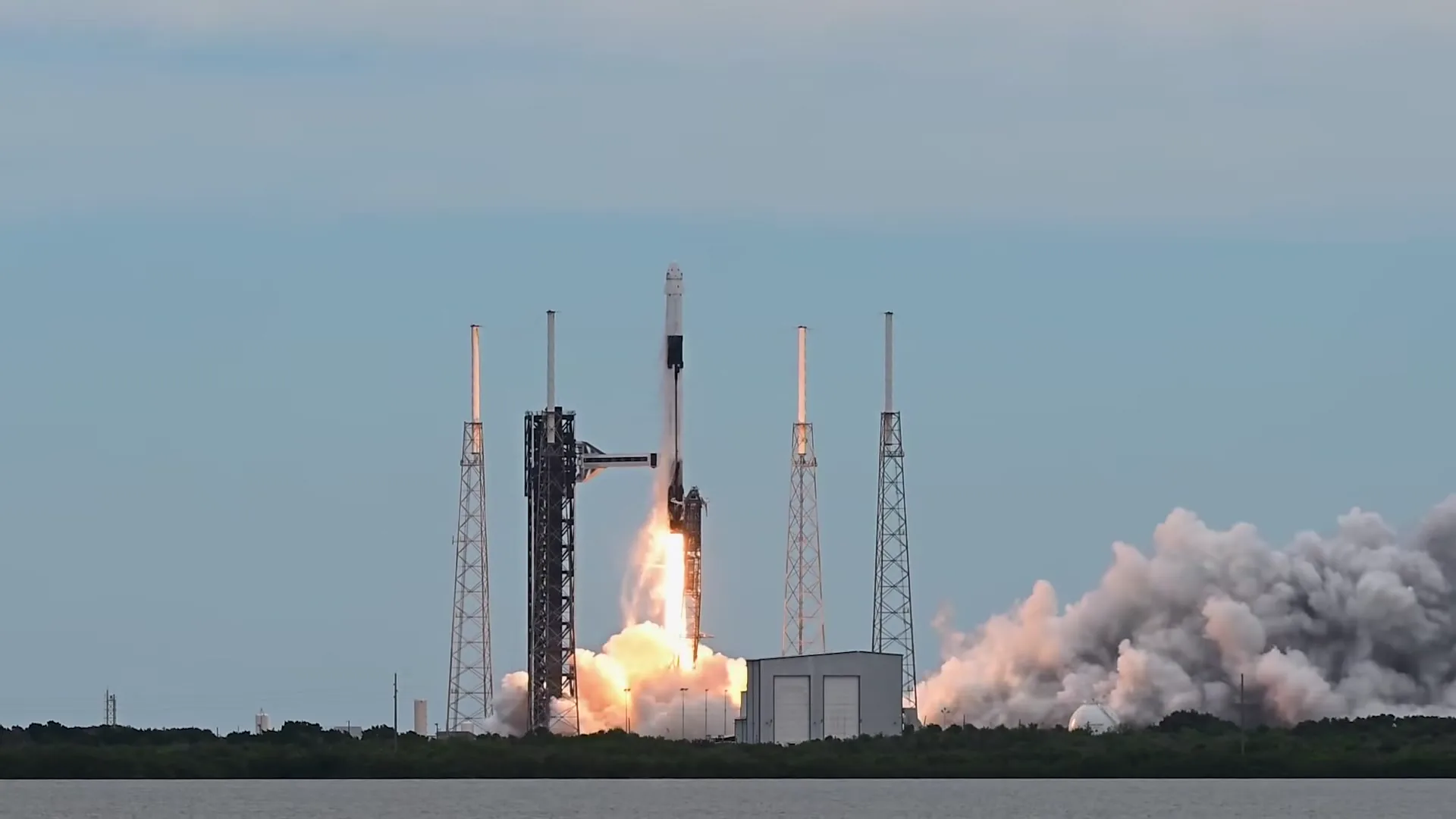 Frame at 13 s: liftoff from SLC-40.